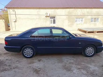 Mercedes-Benz E 240 1999 года за 2 650 000 тг. в Актау – фото 3