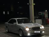 Mercedes-Benz E 320 1998 года за 2 700 000 тг. в Астана – фото 2