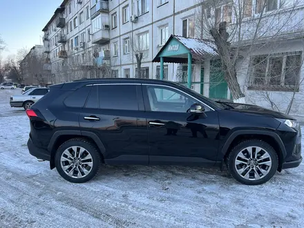 Toyota RAV4 2020 года за 14 500 000 тг. в Караганда – фото 2