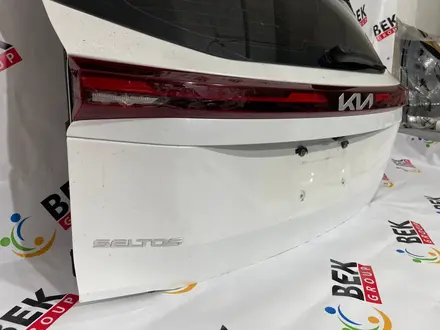 Крышка багажника KIA Seltos 2019-2025 ORIGINAL (белый) за 10 000 тг. в Алматы – фото 5