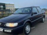 Volkswagen Passat 1994 года за 1 650 000 тг. в Уральск – фото 2