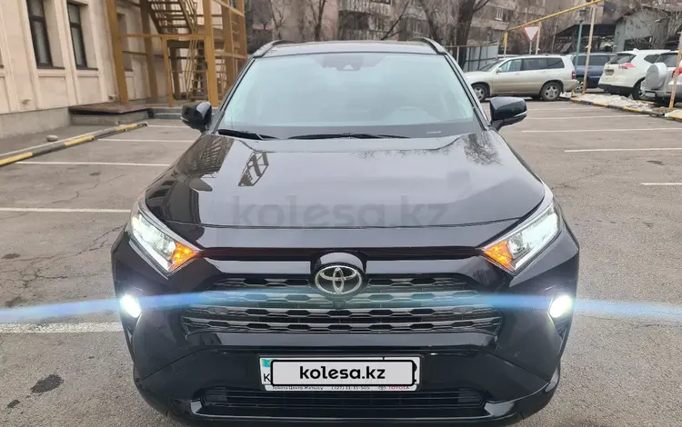 Toyota RAV4 2021 года за 19 400 000 тг. в Алматы