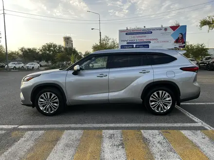 Toyota Highlander 2023 года за 27 000 000 тг. в Атырау – фото 4