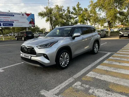 Toyota Highlander 2023 года за 27 000 000 тг. в Атырау – фото 3