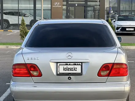 Mercedes-Benz E 320 1999 года за 3 500 000 тг. в Жанаозен – фото 2