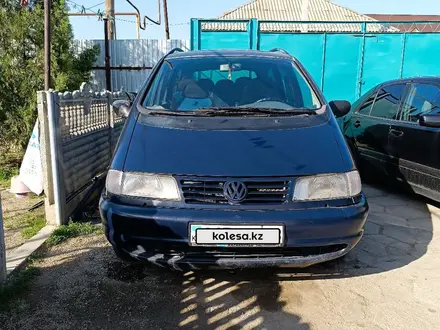 Volkswagen Sharan 1998 года за 1 500 000 тг. в Тараз