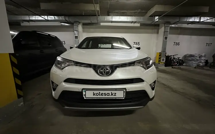 Toyota RAV4 2018 годаfor13 000 000 тг. в Алматы