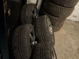 Зимняя резина 235/55 R17 с дисками за 230 000 тг. в Караганда – фото 2