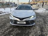 Toyota Camry 2019 года за 14 200 000 тг. в Алматы – фото 3