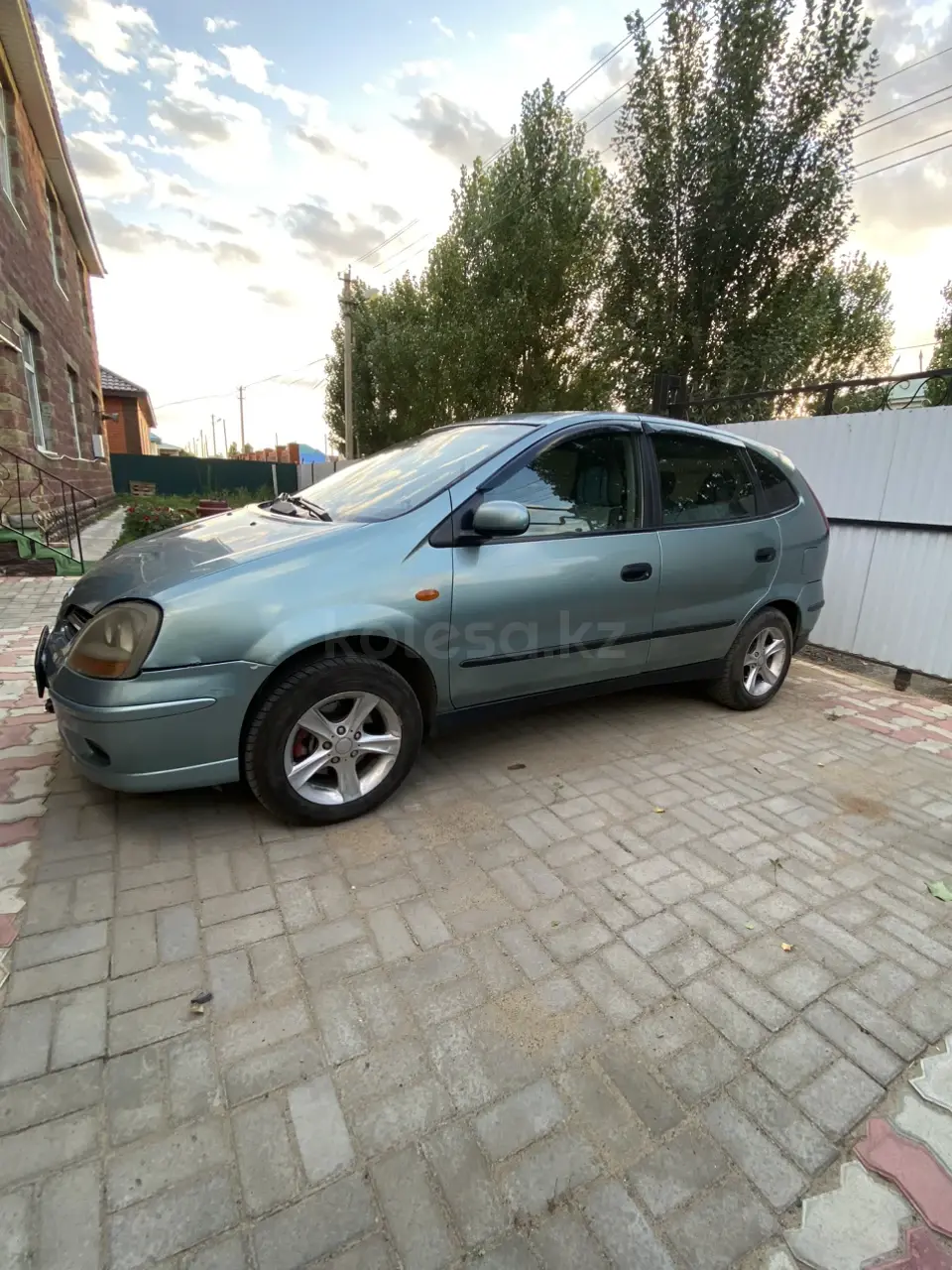 Nissan Tino, 2001