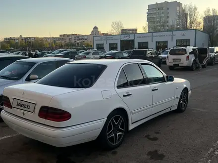 Mercedes-Benz E 320 1997 года за 2 600 000 тг. в Кокшетау