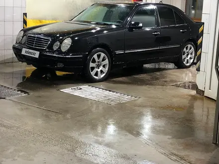 Mercedes-Benz E 320 1997 года за 3 150 000 тг. в Астана