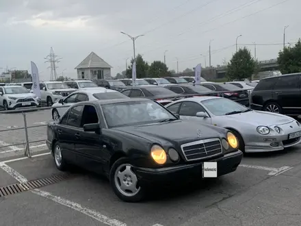 Mercedes-Benz E 230 1997 года за 2 250 000 тг. в Алматы – фото 5