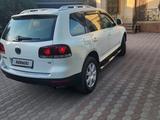 Volkswagen Touareg 2007 года за 7 800 000 тг. в Алматы – фото 5