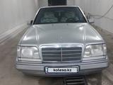 Mercedes-Benz E 220 1993 года за 2 600 000 тг. в Туркестан – фото 2