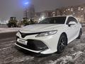 Toyota Camry 2021 года за 17 350 000 тг. в Астана