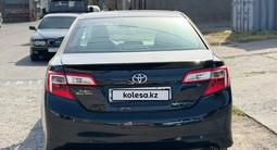 Toyota Camry 2014 года за 8 000 000 тг. в Шымкент – фото 2