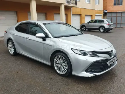 Toyota Camry 2019 года за 14 500 000 тг. в Актобе – фото 2