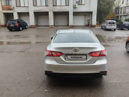 Toyota Camry 2019 года за 14 500 000 тг. в Актобе – фото 6