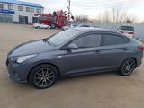 Hyundai Solaris 2021 года за 7 200 000 тг. в Уральск – фото 2