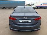 Hyundai Solaris 2021 года за 7 200 000 тг. в Уральск – фото 4