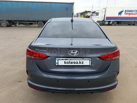 Hyundai Solaris 2021 года за 7 600 000 тг. в Уральск – фото 4