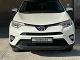 Toyota RAV4 2016 годаfor11 200 000 тг. в Тараз