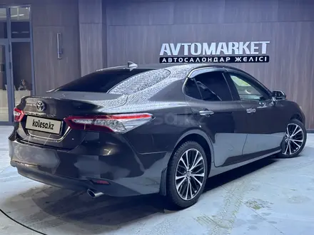 Toyota Camry 2019 года за 14 500 000 тг. в Актобе – фото 4