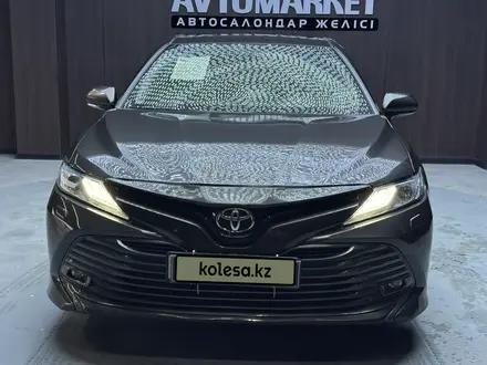 Toyota Camry 2019 года за 14 500 000 тг. в Актобе – фото 2