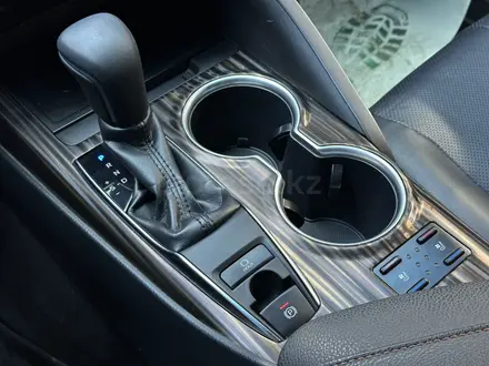 Toyota Camry 2019 года за 14 500 000 тг. в Актобе – фото 16
