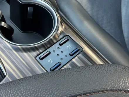 Toyota Camry 2019 года за 14 500 000 тг. в Актобе – фото 17