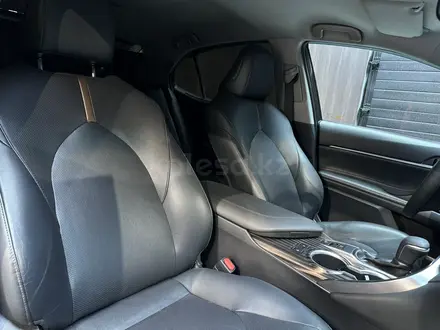 Toyota Camry 2019 года за 14 500 000 тг. в Актобе – фото 22