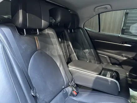 Toyota Camry 2019 года за 14 500 000 тг. в Актобе – фото 24