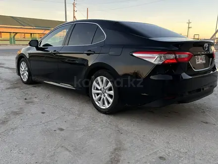 Toyota Camry 2018 года за 9 400 000 тг. в Жанаозен – фото 3