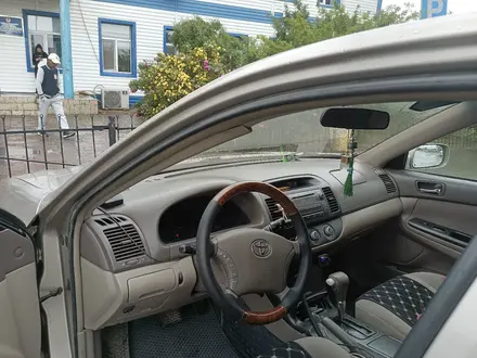 Toyota Camry 2005 года за 5 800 000 тг. в Уральск – фото 2