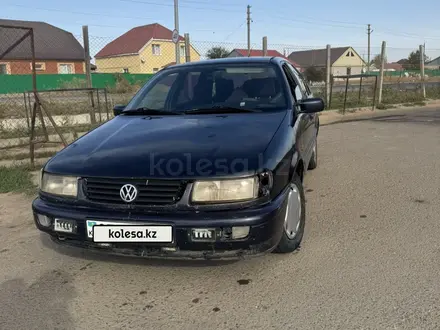 Volkswagen Passat 1994 года за 1 100 000 тг. в Уральск – фото 2