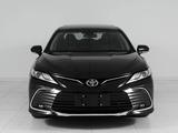 Toyota Camry 2023 года за 15 500 000 тг. в Семей – фото 2