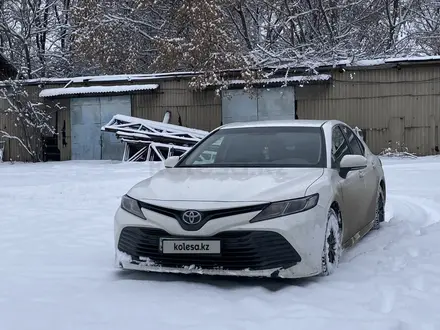 Toyota Camry 2020 года за 14 000 000 тг. в Алматы – фото 3