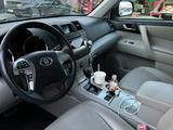 Toyota Highlander 2012 года за 8 000 000 тг. в Атырау – фото 2