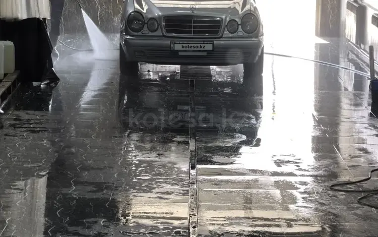 Mercedes-Benz E 320 1999 года за 3 500 000 тг. в Жанаозен
