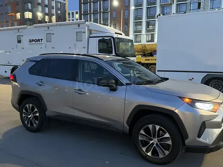 Toyota RAV4 2020 года за 11 500 000 тг. в Караганда – фото 2