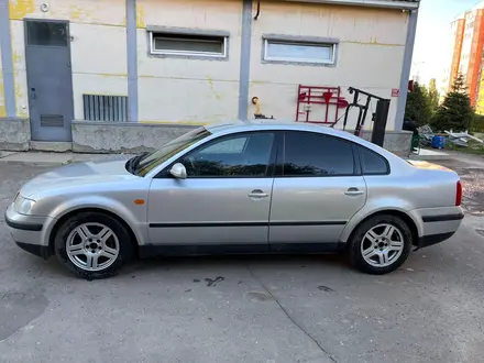 Volkswagen Passat 1997 года за 1 600 000 тг. в Уральск – фото 2