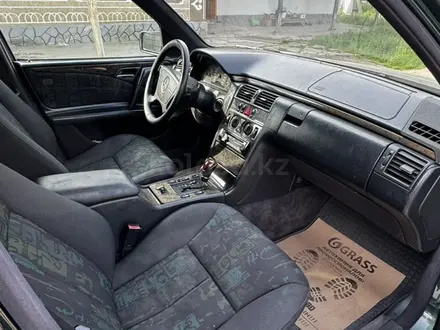 Mercedes-Benz E 320 1997 года за 3 700 000 тг. в Алматы – фото 16