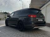 Kia Carnival 2016 года за 10 000 000 тг. в Шымкент