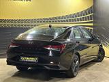 Hyundai Elantra 2022 года за 11 400 000 тг. в Актобе – фото 4