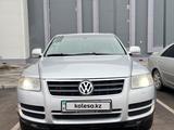 Volkswagen Touareg 2006 года за 5 700 000 тг. в Астана – фото 2