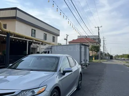 Toyota Camry 2019 года за 11 300 000 тг. в Шымкент – фото 2