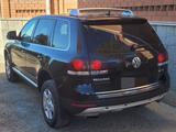 Volkswagen Touareg 2009 года за 7 500 000 тг. в Атырау – фото 4