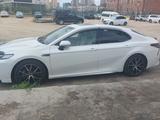 Toyota Camry 2022 года за 13 300 000 тг. в Атырау – фото 5