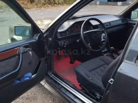 Mercedes-Benz E 220 1994 года за 1 850 000 тг. в Риддер – фото 3